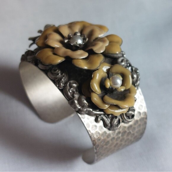 Sweet Romance 3D Enameled Flower Motif on Hammered Silver Tone Cuff Bracelet - Picture 2 of 9